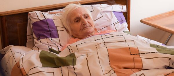 116-летняя Нуца Адлейба-Думава, претендующая на рекорд Гиннеса как старейшая жительница планеты. 116-летняя Нуца Адлейба-Думава, претендующая на рекорд Гиннеса как старейшая жительница планеты. - Sputnik Абхазия