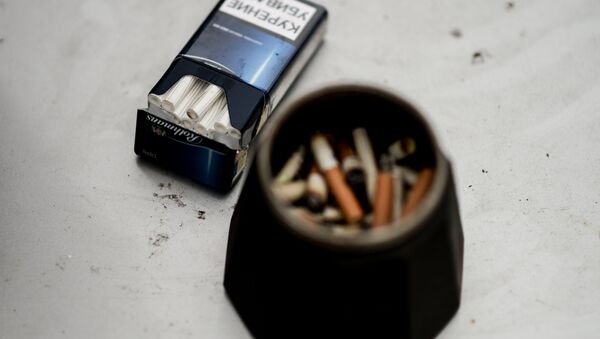 Архивное фото мужчины,выкуренных сигарет - Sputnik Абхазия