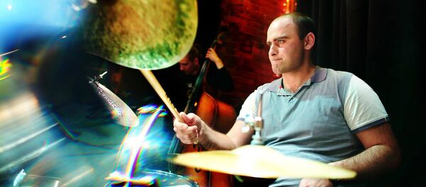 Музыкант Денис Хагба Музыкант Денис Хагба - Sputnik Абхазия