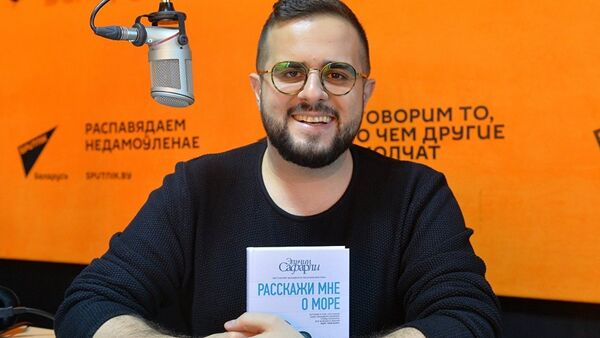 писатель Эльчин Сафарли - Sputnik Абхазия