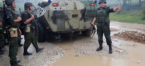 Служащие российской военной базы в городе Гудаута Республики Абхазия во время тактических учений Служащие российской военной базы в городе Гудаута Республики Абхазия во время тактических учений - Sputnik Аҧсны