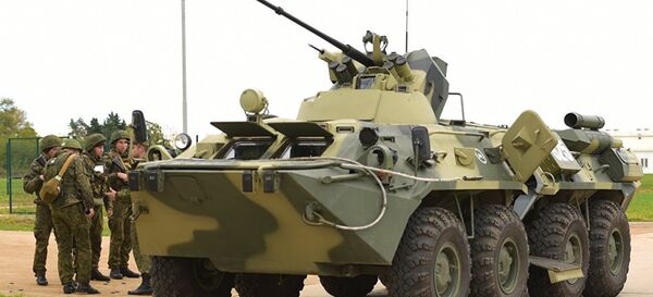 Военнослужащие российской военной базы в Абхазии рядом с бронетранспортером БТР-82АМ во время тренировки по противодействию терроризму - Sputnik Абхазия