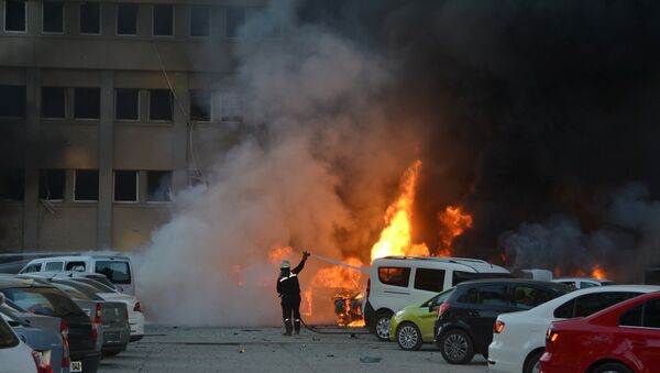 Пожарные на месте взрыва у здания канцелярии в Адане - Sputnik Абхазия