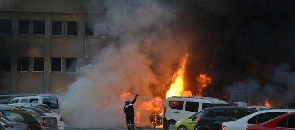 Пожарные на месте взрыва у здания канцелярии в Адане Пожарные на месте взрыва у здания канцелярии в Адане - Sputnik Абхазия
