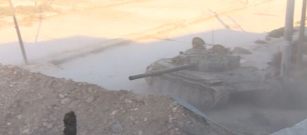 Наступление сирийской армии в Алеппо: огонь из танка и клубы дыма над городом Наступление сирийской армии в Алеппо: огонь из танка и клубы дыма над городом - Sputnik Абхазия