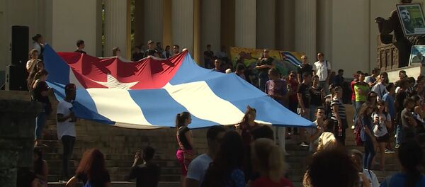 Студенты в Гаване развернули огромный флаг Кубы в память о Фиделе Кастро Студенты в Гаване развернули огромный флаг Кубы в память о Фиделе Кастро - Sputnik Абхазия