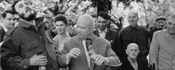 Никита Хрущев и Фидель Кастро в гостях у колхозников колхоза Дурипш Никита Хрущев и Фидель Кастро в гостях у колхозников колхоза Дурипш - Sputnik Абхазия