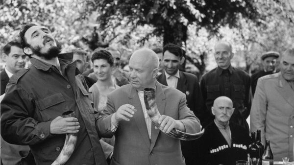 Никита Хрущев и Фидель Кастро в гостях у колхозников колхоза Дурипш - Sputnik Абхазия