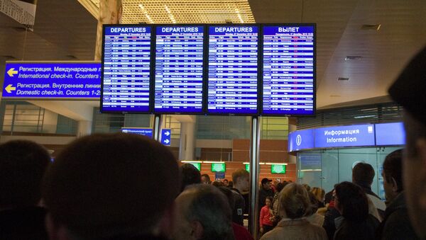Пассажиры ждут у табло вылетов в терминале D аэропорта Шереметьево - Sputnik Абхазия