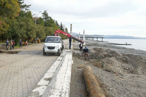 Прокладка трубы на набережной Диоскуров Прокладка трубы на набережной Диоскуров - Sputnik Абхазия