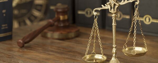 Весы Фемиды, судейский молоток и юридическая литература Весы Фемиды, судейский молоток и юридическая литература - Sputnik Абхазия