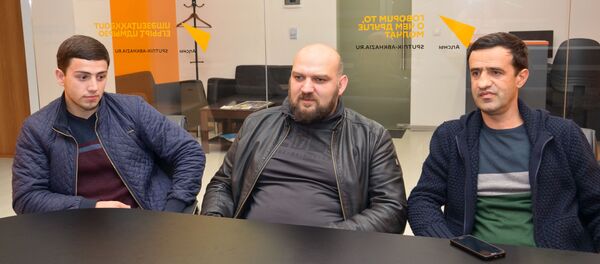 Боксер Саид Смыр, тренер Алик Карди-оглы и председатель Ассоциации предпринимателей Абхазии Роман Качарава Боксер Саид Смыр, тренер Алик Карди-оглы и председатель Ассоциации предпринимателей Абхазии Роман Качарава - Sputnik Абхазия