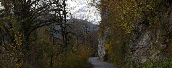 Горная дорога в районе озера Рица в Абхазии. Горная дорога в районе озера Рица в Абхазии. - Sputnik Абхазия