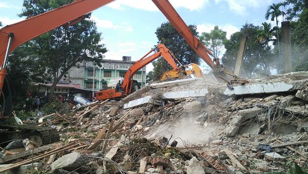 Индонезийские поисково-спасательные работы на обломках рухнувшего здания после землетрясения в западной индонезийской провинции Аче - Sputnik Абхазия