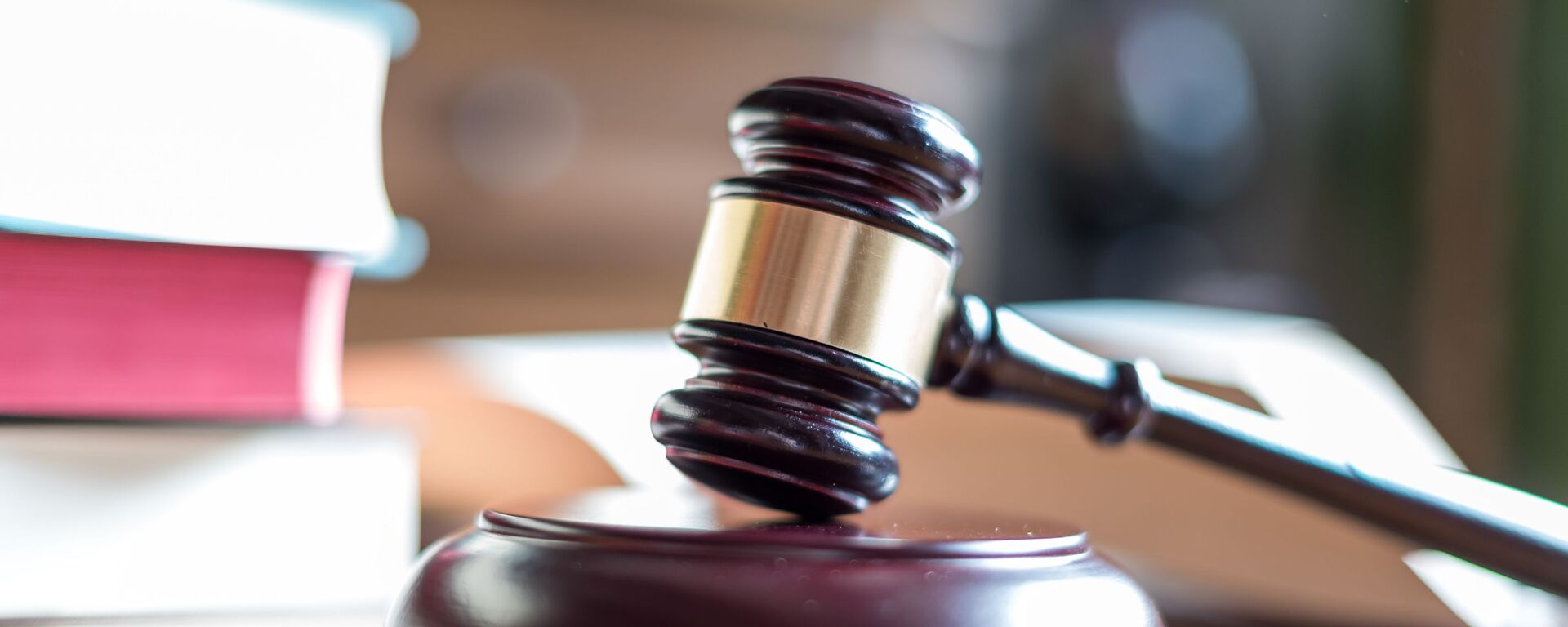 Судебный молоток и книги - Sputnik Аҧсны, 1920, 20.02.2026