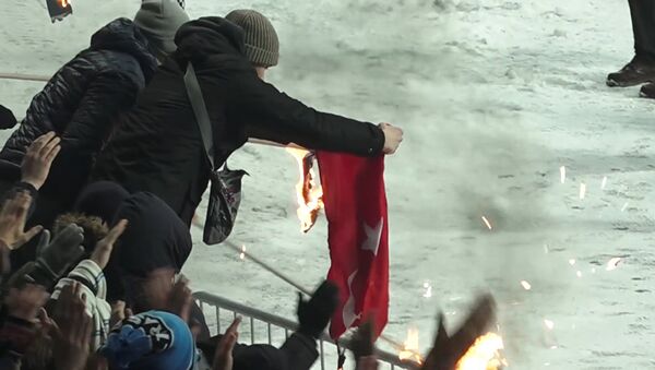 Украинские болельщики подожгли флаг Турции на футбольном матче Лиги чемпионов - Sputnik Абхазия