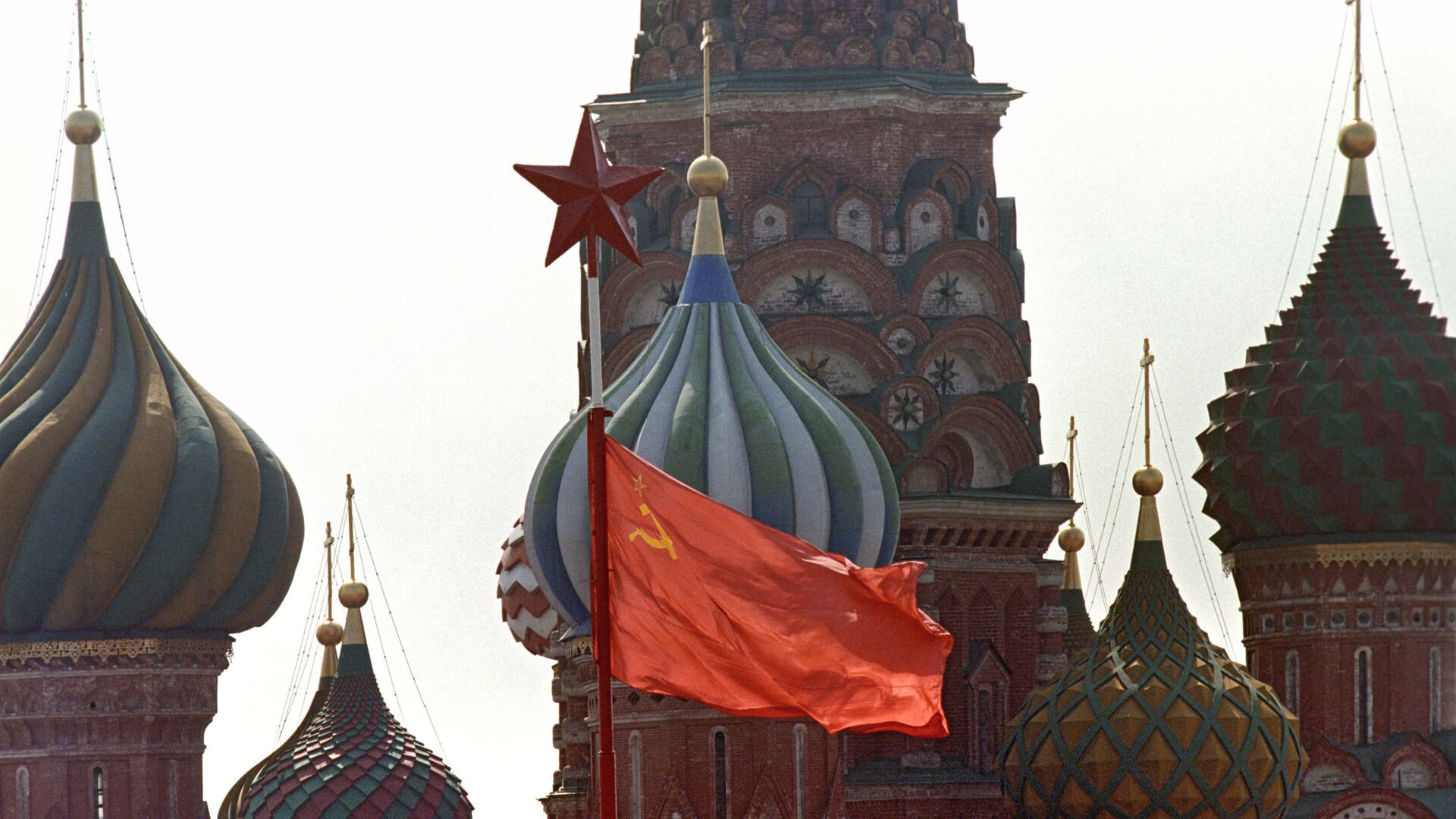 Флаг СССР на Красной площади в день 1 Мая - Sputnik Абхазия, 1920, 23.12.2021