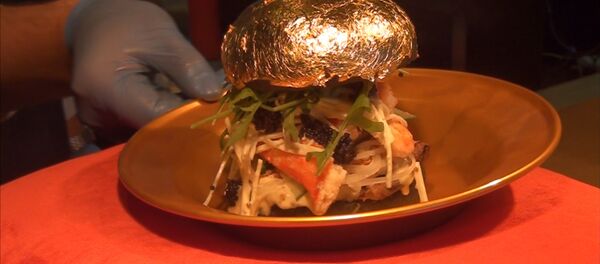 Как готовят в России самый дорогой бургер с сусальным золотом Как готовят в России самый дорогой бургер с сусальным золотом - Sputnik Абхазия