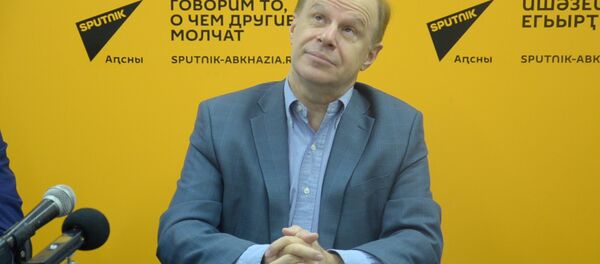 Трансформация Искандера: Авангард Леонтьев о моноспектакле в Сухуме Трансформация Искандера: Авангард Леонтьев о моноспектакле в Сухуме - Sputnik Абхазия