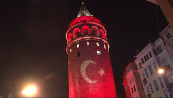 Башню в Стамбуле подсветили в цвет флага Турции в память о жертвах теракта - Sputnik Абхазия
