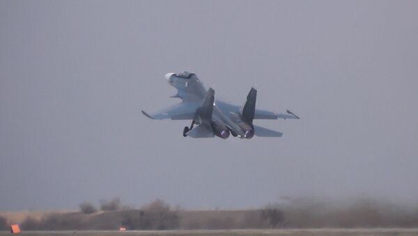 Истребители Су-30СМ в небе над Крымом. Кадры тренировочного полета - Sputnik Абхазия
