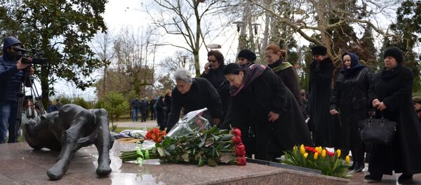 Память жертв Латской трагедии почтили на мемориале в Гудауте Память жертв Латской трагедии почтили на мемориале в Гудауте - Sputnik Абхазия