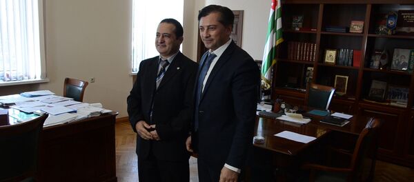 Вице-президент Абхазии Виталий Габния принял вице-президента Федерации объединенных стилей борьбы Сирии Ахмата Джумаа. - Sputnik Абхазия