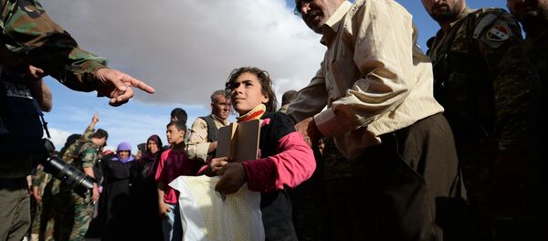 Раздача российской гуманитарной помощи населению Сирии Раздача российской гуманитарной помощи населению Сирии - Sputnik Абхазия