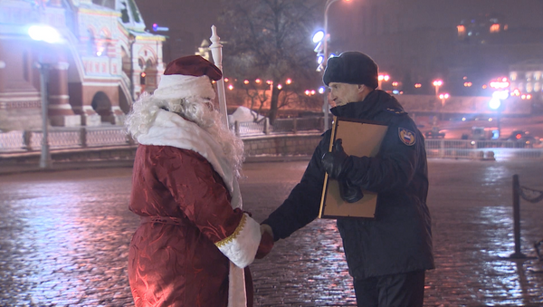 Дед Мороз доставил на Красную площадь новогоднюю ель из Подмосковья - Sputnik Абхазия