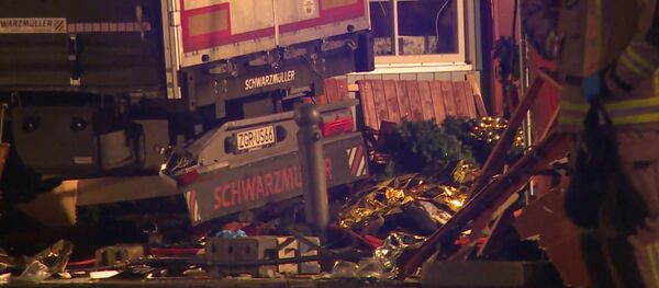 Грузовик совершил наезд на толпу людей в Берлине. Кадры с места ЧП Грузовик совершил наезд на толпу людей в Берлине. Кадры с места ЧП - Sputnik Абхазия