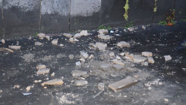 Плиты с фосада кабмина Абхазии упали на проезжую часть - Sputnik Абхазия