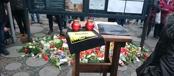 Неизвестный на грузовике протаранил толпу на рождественской ярмарке в центре Берлина Неизвестный на грузовике протаранил толпу на рождественской ярмарке в центре Берлина - Sputnik Абхазия