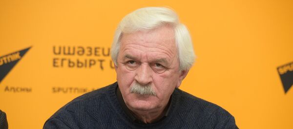 Юрий Барганджия на ПК с городскими службами Сухума. - Sputnik Абхазия