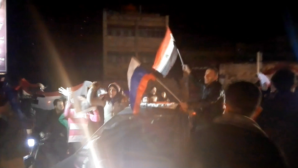 Жители Алеппо с флагами Сирии и РФ пели и танцевали после освобождения Алеппо - Sputnik Абхазия