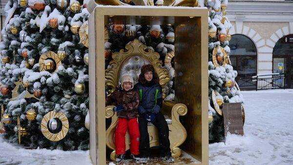 Дети фотографируются у новогодней елки на горнолыжном курорте Роза хутор в Сочи - Sputnik Аҧсны