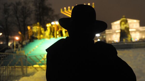 Участник торжественной церемонии зажигания ханукальных свечей на площади Революции - Sputnik Абхазия