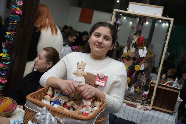Фестиваль хендмейда и творческой фантазии – Новогодний Арт-Маркет 2016 в Сухуме - Sputnik Абхазия