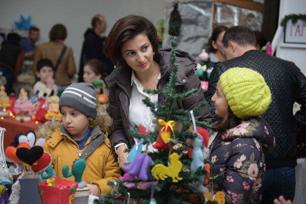 Фестиваль хендмейда и творческой фантазии – Новогодний Арт-Маркет 2016 в Сухуме - Sputnik Абхазия