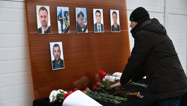 Цветы в память о погибших в крушении самолета Ту-154 Минобороны РФ - Sputnik Абхазия