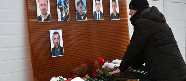 Цветы в память о погибших в крушении самолета Ту-154 Минобороны РФ Цветы в память о погибших в крушении самолета Ту-154 Минобороны РФ - Sputnik Абхазия