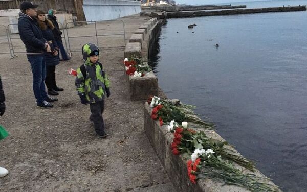 Жители Сочи приносят цветы и жгут свечи в память о погибших в Ту-154 - Sputnik Абхазия