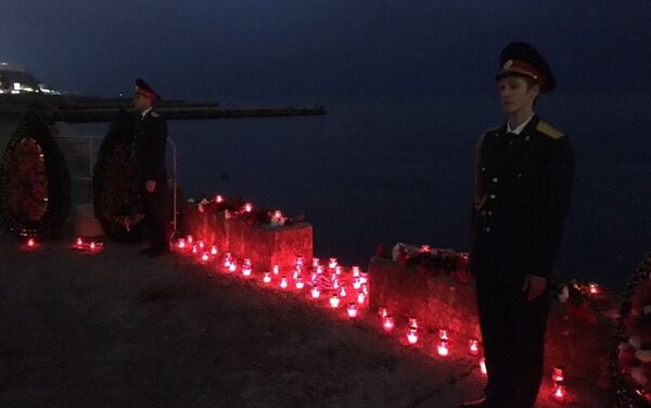 Жители Сочи приносят цветы и жгут свечи в память о погибших в Ту-154 - Sputnik Абхазия