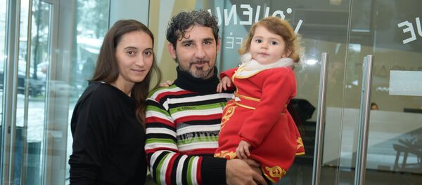 Итальянец Флавио Де Марки c семьей - Sputnik Абхазия