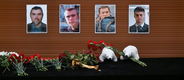 Цветы в память о погибших в крушении самолета Ту-154 Минобороны РФ Цветы в память о погибших в крушении самолета Ту-154 Минобороны РФ - Sputnik Абхазия