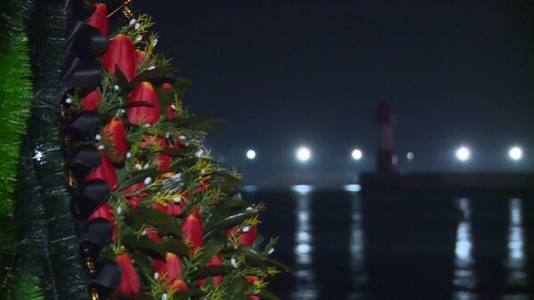 Портреты погибших, свечи и цветы – люди почтили память жертв крушения Ту-154 - Sputnik Абхазия