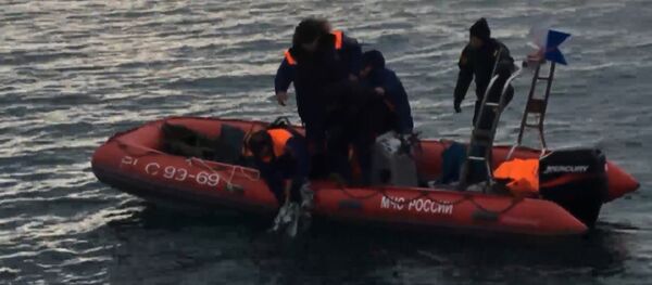 Спасатели МЧС РФ подняли из воды предположительно фрагменты упавшего Ту-154 - Sputnik Абхазия