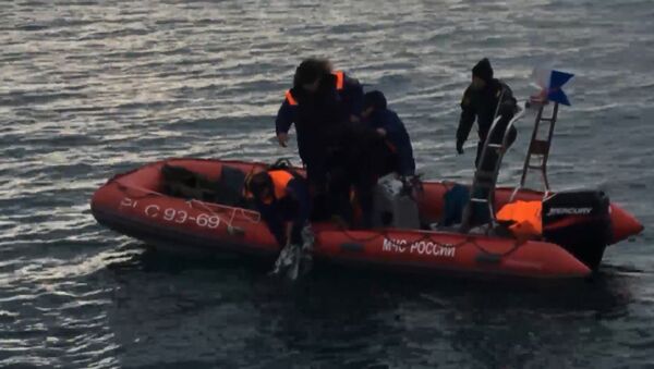 Спасатели МЧС РФ подняли из воды предположительно фрагменты упавшего Ту-154 - Sputnik Абхазия