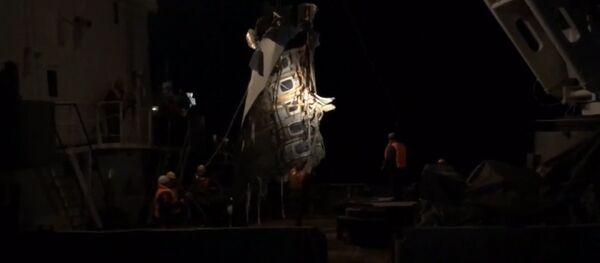 Спасатели МЧС подняли из Черного моря часть фюзеляжа Ту-154. Кадры операции - Sputnik Абхазия