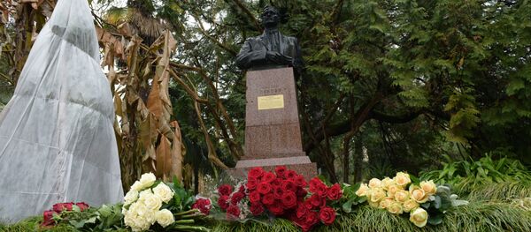 Памятник Нестору Лакоба в сухумском ботаническом саду Памятник Нестору Лакоба в сухумском ботаническом саду - Sputnik Абхазия