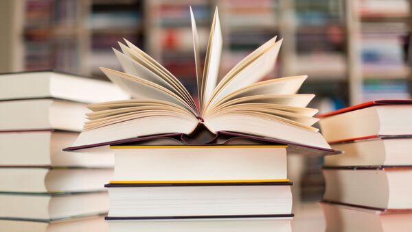 Стопка книг в библиотеке - Sputnik Абхазия